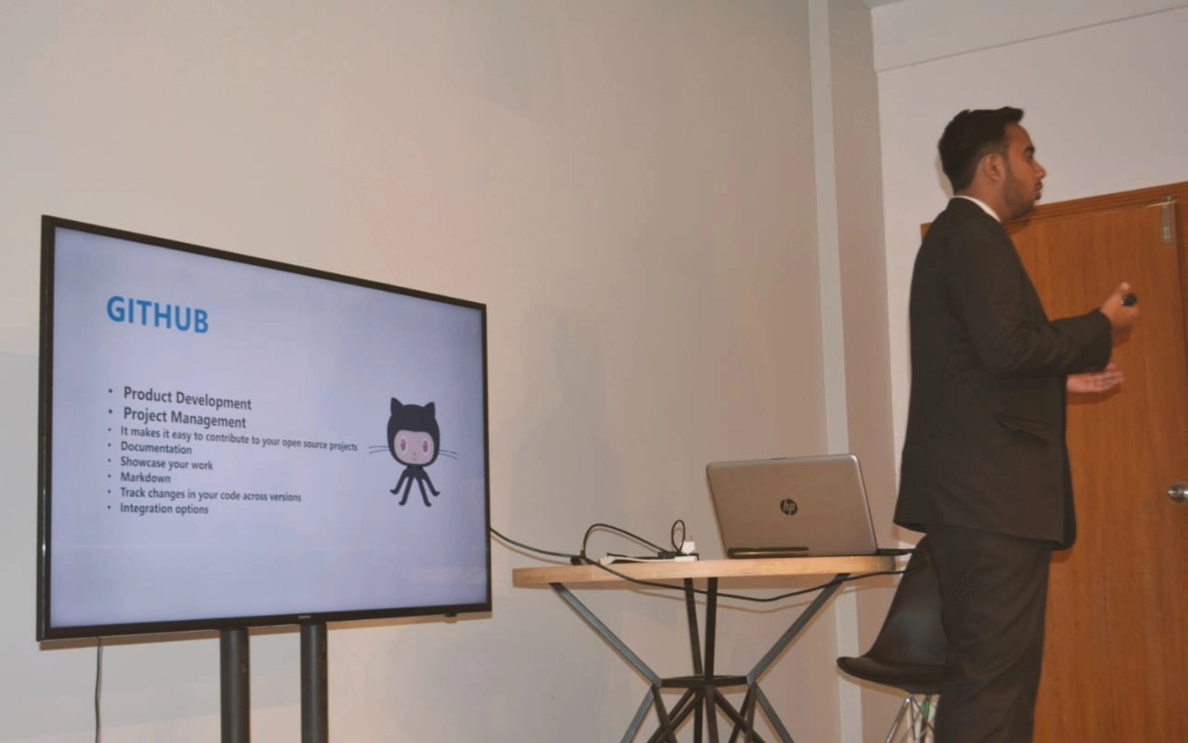 GitHub Ultimate Program - AI Engineer Huzaifa, Huzaifa Shahbaz, M. Huzaifa, Muhammad Huzaifa Shahbaz, mhuzaifa, mhuzaifadev speaking at NIC, Karachi